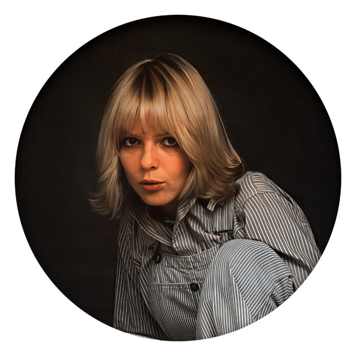 France Gall en 1975, portrait en tenue rayée, visuel de présentation des galeries photos – francegallcollection.fr