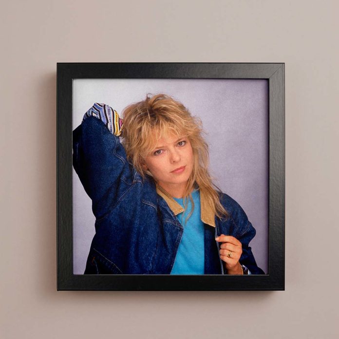 Le 3 avril 1987, les bacs des disquaires affichent un portrait en contreplongée de France Gall. C'est l'album phare de la chanteuse, Babacar.