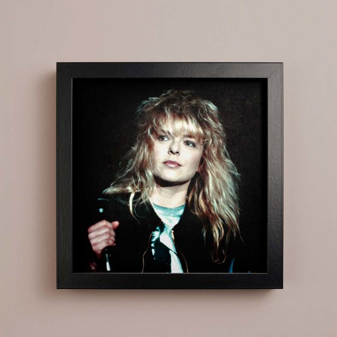 De 1989 à 1992, les apparitions médiatiques sont triées sur le volet, très peu de presse et quelques amitiés télévisuelles, notamment pour Michel Drucker qui la convie à chanter en duo avec Francis Cabrel puis avec Yves Montand.