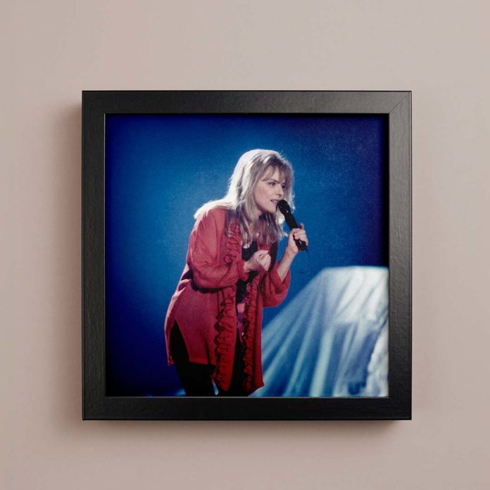 Profitant des répétitions de son futur spectacle (prévu en juin à Bercy) sur la scène du Théâtre de Paris, France Gall chante pour la première fois Mademoiselle Chang.