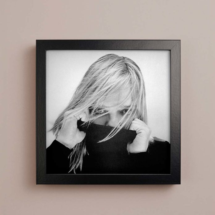 Vingt-quatre ans plus tard, en octobre 2001, le tout premier album studio France Gall (éponyme) est certifié album de platine pour 300 000 exemplaires vendus.