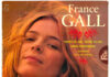 Poupée de cire, poupée de son, quatrième album de France Gall sorti en 1965, inclut le titre gagnant de l’Eurovision écrit par Serge Gainsbourg. Cette version rare avec une rondelle de disque bleue et la mention 1er Grand Prix Eurovision 1965 sur la pochette est très prisée des collectionneurs.