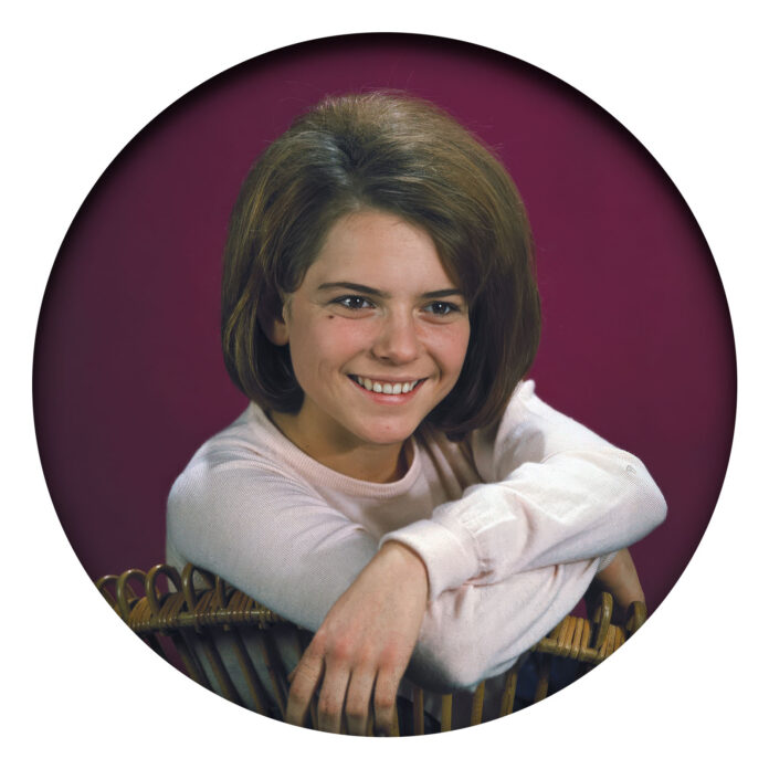 En 1963, France Gall débute chez Philips avec Ne sois pas si bête. Une adolescente timide, déjà habitée par la musique et une vraie douceur.