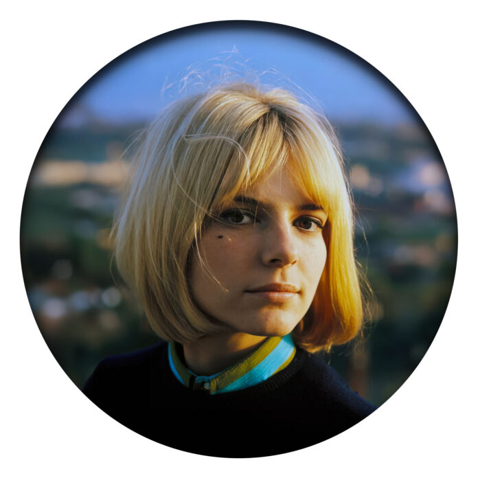 En 1965, France Gall remporte l’Eurovision avec Gainsbourg. Succès européen, pressions médiatiques et maturité naissante pour une icône yéyé.