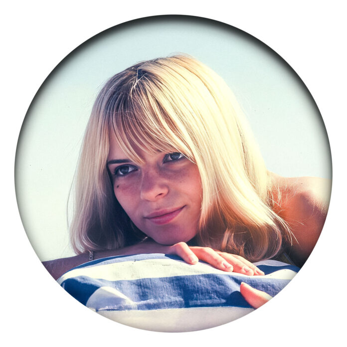 En 1966, France Gall enchaîne les succès mais découvre les limites de son image. Les photos révèlent une artiste plus lucide, entre énergie et doute.