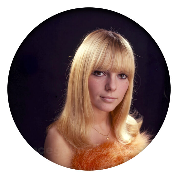 L’année 1966 s’ouvre sur un nouveau succès, Baby Pop, cinquième au classement Salut les copains. Cette chanson aux allures martiales est la plus désenchantée du répertoire de la jeune France Gall.*