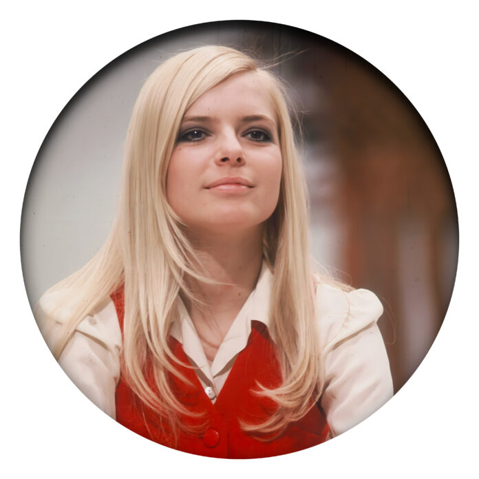 1968 est l’année de l’émancipation pour France Gall, vingt ans. Finie la frange et les éclats de rire : sur la pochette de Chanson indienne, la chanteuse hiératique est prisonnière d’une étrange tunique, au milieu d’une composition aux couleurs psychédéliques.
