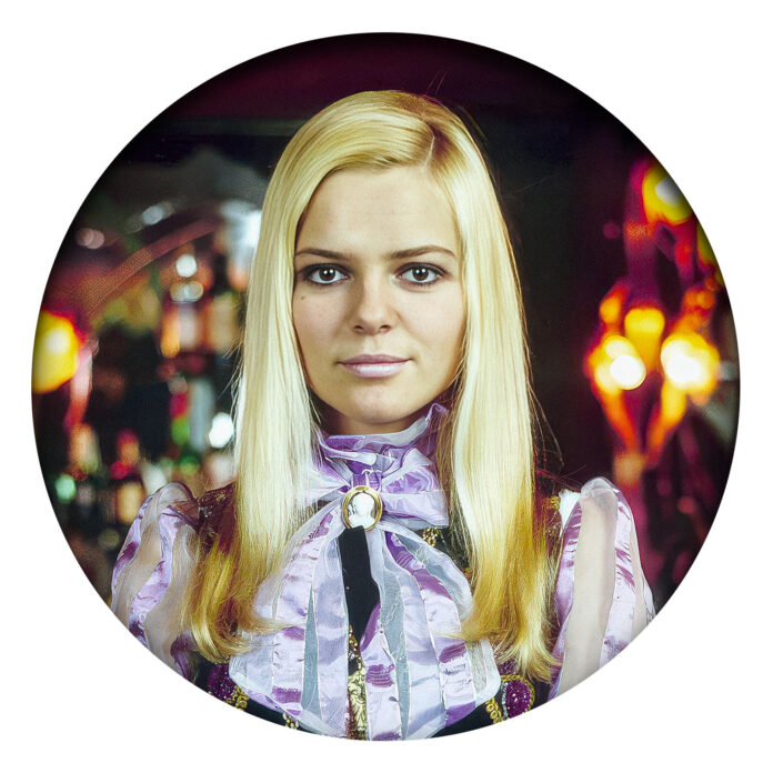En 1969, France Gall affirme son style avec La Compagnie. Une année d’exploration musicale, visuelle et personnelle, entre jazz, pop et ironie douce.