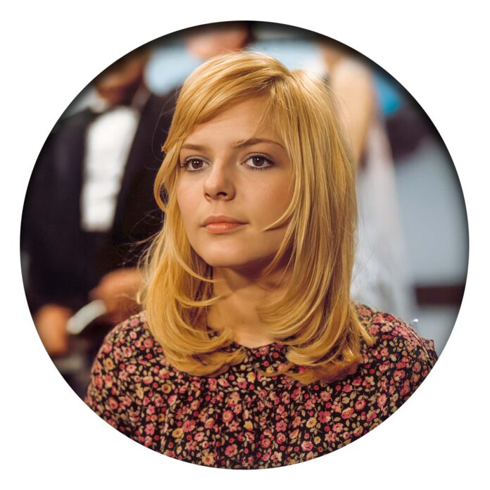 En 1971, France Gall s’épanouit en Allemagne. Tenues pop, liberté retrouvée et succès local rythment cette année de création et de transition.