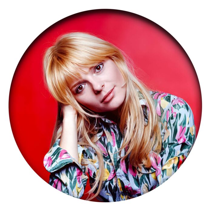En 1972, France Gall poursuit sa carrière allemande. Un style plus libre, une image détendue et une pop légère portée par de nouveaux repères.