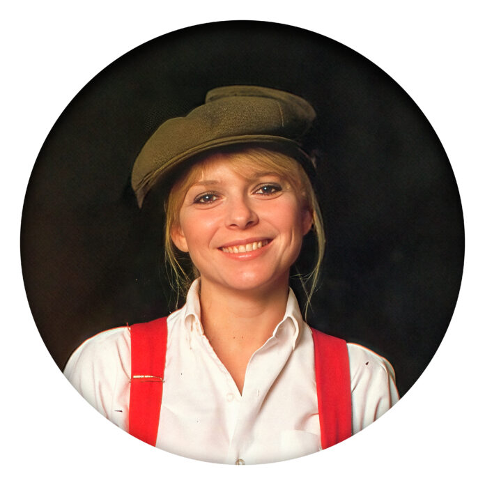 France Gall en 1977, souriante en chemise blanche et bretelles rouges, photo de Tony Kent – francegallcollection.fr