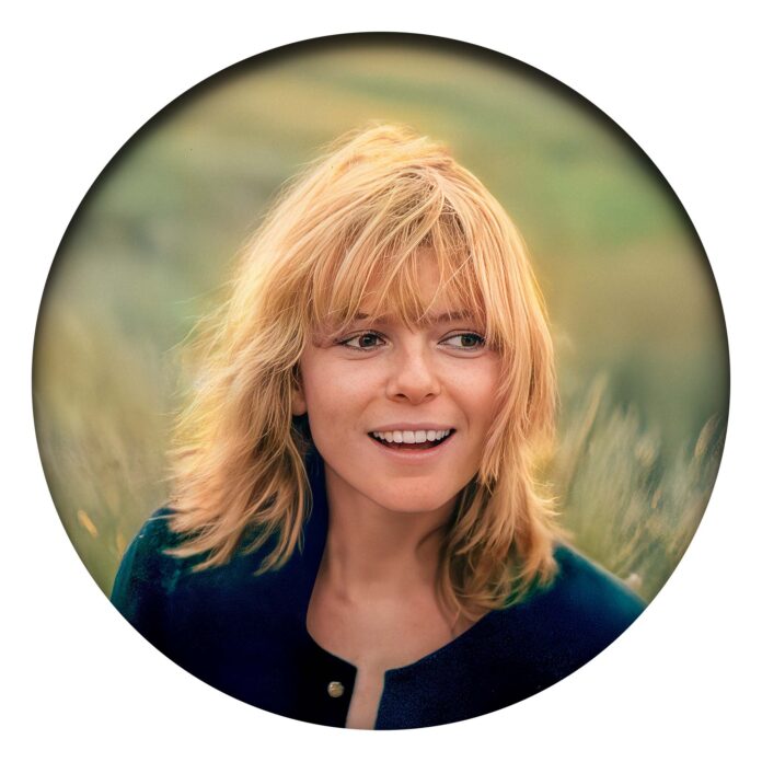 En 1980, France Gall sort Paris, France et collabore avec Elton John. Une année de virage artistique, entre rythmes resserrés et refrains cultes.